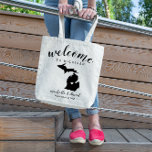 Tote Bag Bienvenue au Michigan | Mariage de silhouette d'ét<br><div class="desc">Offrez à vos invités un accueil chaleureux à votre mariage du Michigan avec un sac rempli de collations et de gâteries personnalisées avec l'état où vous vous mariez et les noms de la mariée et du marié et la date du mariage. Le design inclut "bienvenue" dans le script de calligraphie...</div>