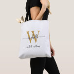 Tote Bag Blanc Élégant Or Monogramme Personnalisé Féminin<br><div class="desc">Sac fourre-tout personnalisé élégant, moderne et féminin avec monogramme et initiales de nom personnalisé en blanc et or. Ce design présente votre prénom dans une jolie typographie à queue avec monogramme et nom de famille ou nom complet en or et noir sur fond blanc. Cadeau féminin idéal pour un anniversaire,...</div>