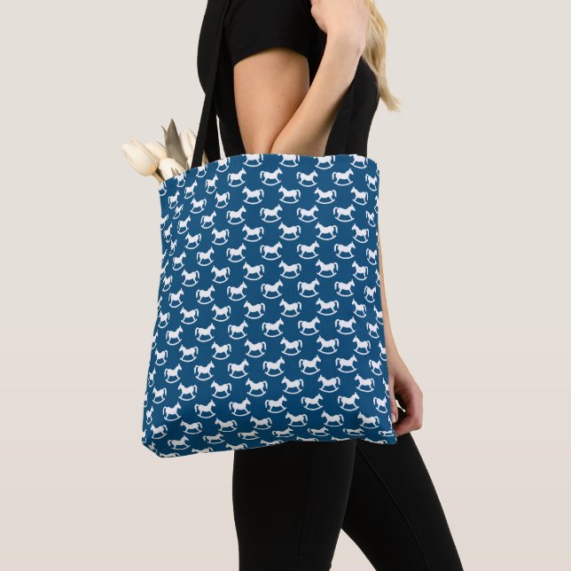 TOTE BAG BLEU AVEC DES LIGNES DE CHEVAUX ROCHEURS BLANCS PE (De près)