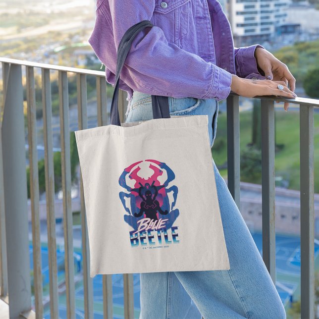 Tote Bag Bleu Beetle Rétrowave contre graphique (Person carrying tote bag)