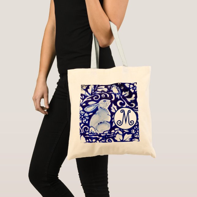 Tote Bag Bleu Blanc Rabbit Oiseau Floral Monogramme Élégant (Devant (produit))