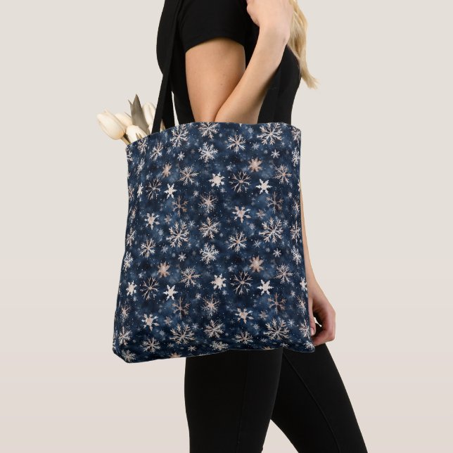 Tote Bag Bleu foncé simple avec flocons de neige (De près)