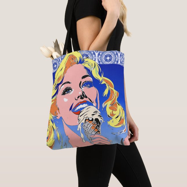 Tote Bag Blonde mangeant une glace dans le style Pop Art co (De près)