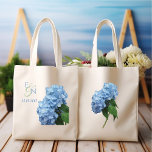 Tote Bag Blue Hydrangeas Mariage Monogramme<br><div class="desc">Sac fourre-tout mariage bleu hydrangée. Personnalisez avec les initiales de la mariée et du marié avec la date du mariage. Des fleurs bleu clair sur les tiges décorent les deux côtés de cette fourre-tout en coton. Remerciez comme mariage les cadeaux à la fête de la mariée, les parents, et /...</div>