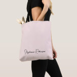 Tote Bag Blush Stylish Script Monogramme Nom Personnalisé<br><div class="desc">Miniature Feminine Simple Nettoyant Rose Vierge Monogramme Nom Signature Script Personnalisé Sac fourre-tout. Ce design avec nom personnalisé dans un joli cursif style lettré à la main signature typographie (ou calligraphie) sur pastel rose pâle ou rose pâle arrière - plan. Grand cadeau féminin pour anniversaire, mariage, Noël, douche nuptiale, fête...</div>
