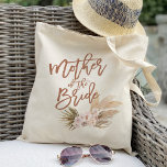 Tote Bag Boho Pampas Floral Mère de la Mariée<br><div class="desc">Cet élégant sac fourre-tout fleuri de pampas en boho fait le cadeau parfait pour la mère de la mariée le jour de votre mariage. Ce sac fourre-tout est à la fois pratique et à la mode. Il présente un design floral aquarelle aux accents d'herbe à la pampa tendance. Utilisez-le pour...</div>