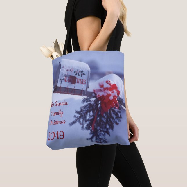 Tote Bag Boîte aux lettres neigeuse, pinède, arc rouge, bai (De près)