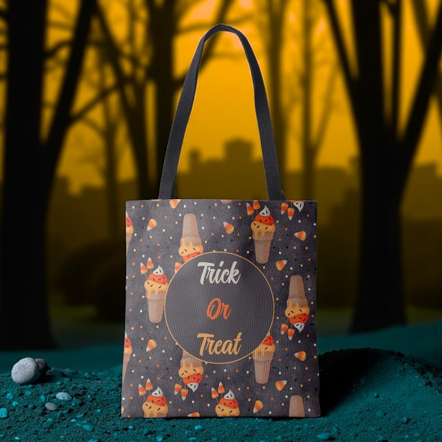 Tote Bag Bonbons cornets de crème glacée de maïs (Fun Halloween tote with candy corn ice cream cones and “Trick or Treat” message.)