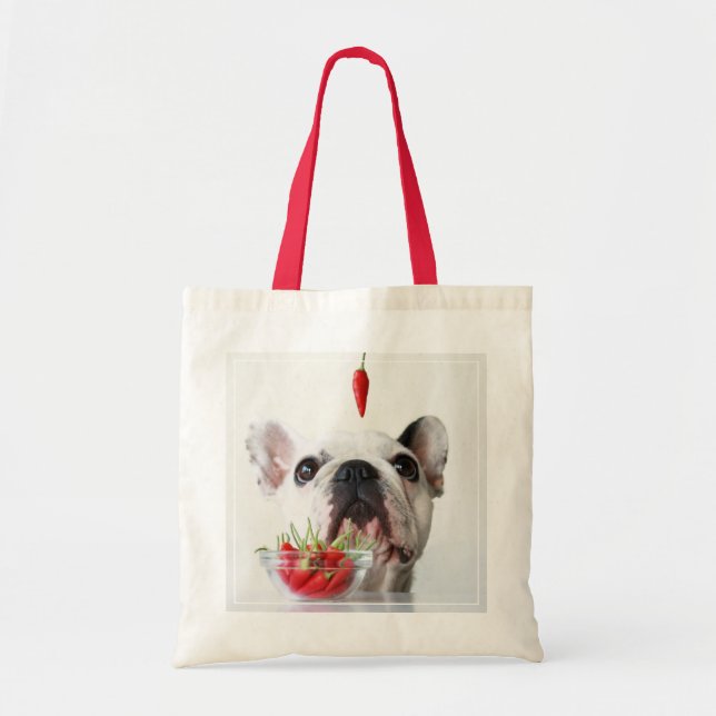 Tote Bag Bouledogue français regardant un poivron rouge (Devant)