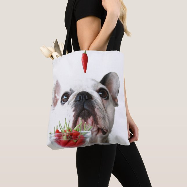 Tote Bag Bouledogue français regardant un poivron rouge (De près)