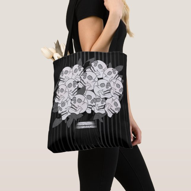Tote Bag Bouquet de roses crânes noir et blanc gothique (De près)