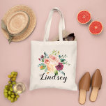 Tote Bag Bouquet floral rose de Bourgogne Nom de la servant<br><div class="desc">Le sac fourre-tout de mariage personnalisé présente un monogramme rustique élégant en écriture avec un bouquet boho fleuri design avec de belles fleurs d'automne, y compris des roses, dahlias, des fleurs de pivoine, et de la verdure, dans une magnifique palette automnale de rouge bordeaux, jaune doré, orange pêche, rose roux...</div>