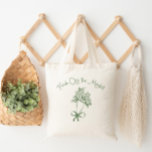 Tote Bag Bouquet vert Sage frais hors du marché<br><div class="desc">Fresh Off the Market Whimsical Sage green Bouquet Sac fourre-tout Correspondances disponibles.</div>