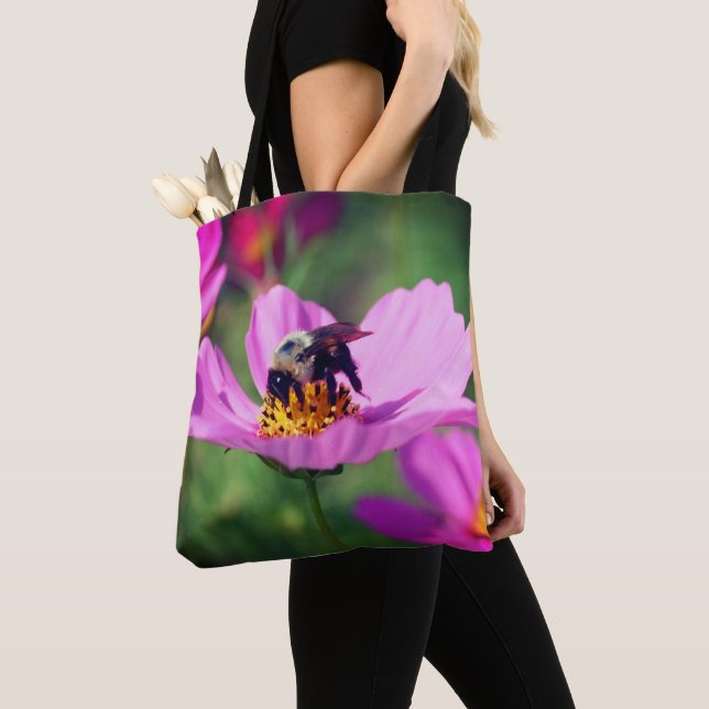 Tote Bag Bourdon sur une fleur de cosmos rose en gros plan  (De près)