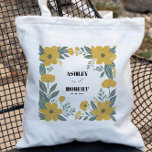 Tote Bag Bouteille Jaune Moderne Florale Mariage Bienvenue<br><div class="desc">Une palette de couleurs jaunes distingue ce sac fourre-tout d'accueil mariage du reste. Le design comporte un bouquet floral moderne,  et vous pouvez customiser tout le texte. Coordonner les éléments disponibles.</div>