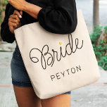 Tote Bag Bride Modern Script Gold Heart Nom du Mariage<br><div class="desc">Ce sac fourre-tout moderne avec un design de calligraphie décontracté chic minimaliste lecture Bride ainsi que votre nom personnalisé dispose de lignes propres pour créer un aspect élégant et sophistiqué. Le style sobre et le petit détail imprimé du coeur d'or ajoutent une touche de sophistication à son look de jour...</div>