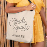 Tote Bag Bride Squad Modern Script Gold Nom du Mariage<br><div class="desc">Ce sac fourre-tout moderne avec un design de calligraphie décontracté et chic minimaliste lisant BRIDE SQUAD ainsi que votre nom personnalisé de votre femme de chambre d'honneur ou de demoiselle d'honneur dispose de lignes épurées pour créer un aspect élégant et sophistiqué. Le style sobre et le petit détail imprimé du...</div>
