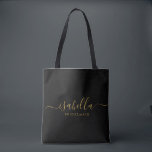 Tote Bag Bridesmaid | Bachelorette de script minimaliste mo<br><div class="desc">Ce sac d'accessoires Bridesmaid comporte une typographie manuscrite de script en or avec des swashes sur un arrière - plan noir. Présentez un sac fourre-tout à vos serveuses d'accueil pour les petits articles traditionnellement présentés au dîner de répétition,  à utiliser tôt le matin avant le mariage.</div>