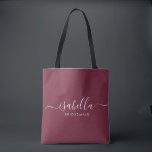 Tote Bag Bridesmaid Cadeau Bourgogne Personnalisé<br><div class="desc">Ce sac d'accessoires Bridesmaid comporte une typographie manuscrite en écriture blanche avec des swashes sur un arrière - plan bordeaux. Présentez un sac fourre-tout à vos serveuses d'accueil pour les petits articles traditionnellement présentés au dîner de répétition,  à utiliser tôt le matin avant le mariage.</div>
