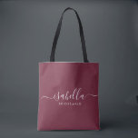 Tote Bag Bridesmaid Cadeau Bourgogne Personnalisé<br><div class="desc">Ce sac d'accessoires Bridesmaid comporte une typographie manuscrite en écriture blanche avec des swashes sur un arrière - plan bordeaux. Présentez un sac fourre-tout à vos serveuses d'accueil pour les petits articles traditionnellement présentés au dîner de répétition,  à utiliser tôt le matin avant le mariage.</div>