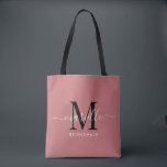 Tote Bag Bridesmaid Cadeau noir blanc Monogramme Dusty Rose<br><div class="desc">Ce sac fourre-tout de Bridesmaid présente un monogramme manuscrit de typographie de script blanc et noir avec des swashes sur un arrière - plan rose poussiéreux. Présentez vos serveuses d'honneur avec un fourre-tout pour transporter des objets le jour du mariage,  et traditionnellement présentés au dîner de répétition ou avant.</div>