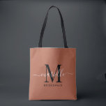 Tote Bag Bridesmaid Cadeau Or Noir Monogramme Terracotta<br><div class="desc">Ce sac fourre-tout de Bridesmaid présente un monogramme manuscrit de typographie en écriture blanche et noire avec des swashes sur un arrière - plan en terre cuite. Présentez vos serveuses d'honneur avec un fourre-tout pour transporter des objets le jour du mariage, et traditionnellement présentés au dîner de répétition ou avant....</div>