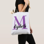 Tote Bag Bridesmaid Moderne Minimaliste Script Bachelorette<br><div class="desc">Le sac fourre-tout simple est personnalisé avec une grande initiale monogramme - choisissez votre prénom ou votre prénom initial - en violet et votre prénom en lettres chic. Idéal pour vous-même,  pour vos demoiselles d'honneur,  soirée bachelorette ou toute occasion. PLUS de couleurs dans notre magasin.</div>