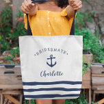 Tote Bag Bridesmaid Nautique Personnalisée<br><div class="desc">Fourre-tout, sur le thème nautique, pour vos demoiselles d'honneur en bleu marine et blanc classique, présente une illustration de l'ancre du navire avec "matelot d'honneur" courbé au-dessus. Personnalisez avec le nom de chaque femme de ménage dans le script de brosse de marine. Un trio de rayures bleu marine le long...</div>