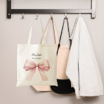 Tote Bag Bridesmaid rose bow élégant nom<br><div class="desc">Décoré d'un grand arc rose. Personnalisez et ajoutez le nom de votre servante.</div>