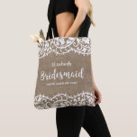 Tote Bag Bridesmaid Rustic Lace Burlap Mariage personnalisé<br><div class="desc">Vos demoiselles d'honneur adoreront ce magnifique sac fourre-tout personnalisé avec une bordure en dentelle rustique dressée contre un arrière - plan de burlap. Ajoutez le nom de votre servante et le texte personnalisé pour personnaliser. Idéal pour transporter des produits de première nécessité mariages comme le maquillage, les chaussures, les vêtements...</div>