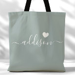 Tote Bag Bridesmaid Script moderne Coeur Sage Vert<br><div class="desc">Ce sac fourre-tout chic dispose d'un bel arrière - plan Sage Green orné d'une police de caractères moderne et d'un design de coeur délicat. La couleur douce et élégante et la typographie sophistiquée en font un accessoire idéal pour les demoiselles d'honneur ou toute personne qui aime les designs élégants et...</div>