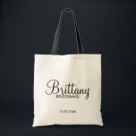 Tote Bag Bridesmaitres personnalisées en noir et blanc mode<br><div class="desc">Cadeaux de demoiselles d'honneur personnalisées Noir et Blanc modernes avec le nom personnalisé de la demoiselle d'honneur en calligraphie moderne avec titre et date mariage dans le style de police sans serif moderne. Aussi parfait pour Maid of Honor,  Flower Girl,  Mother of the Bride et plus.</div>