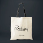 Tote Bag Bridesmaitres personnalisées en noir et blanc mode<br><div class="desc">Cadeaux de demoiselles d'honneur personnalisées Noir et Blanc modernes avec le nom personnalisé de la demoiselle d'honneur en calligraphie moderne avec titre et date mariage dans le style de police sans serif moderne. Aussi parfait pour Maid of Honor,  Flower Girl,  Mother of the Bride et plus.</div>