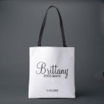 Tote Bag Bridesmaitres personnalisées en noir et blanc mode<br><div class="desc">Cadeaux de demoiselles d'honneur personnalisées Noir et Blanc modernes avec le nom personnalisé de la demoiselle d'honneur en calligraphie moderne avec titre et date mariage dans le style de police sans serif moderne. Aussi parfait pour Maid of Honor,  Flower Girl,  Mother of the Bride et plus.</div>