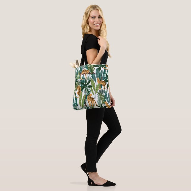 Tote Bag Brown leopard in the tropical lush jungle leaves (Sur le modèle)