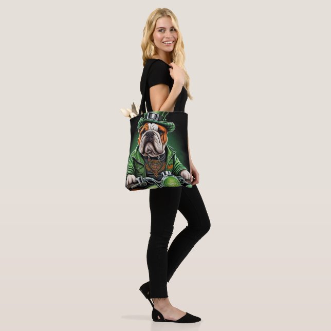 Tote Bag Bulldog Driving Bike St. Patrick's Day (Sur le modèle)
