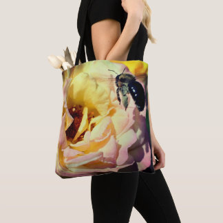Tote Bag Bumble Bee Volant Dans Rose Rose Rose Gros Plan