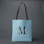 Tote Bag Cadeau Bridesmaid Blanc Noir Monogramme Dusty Bleu<br><div class="desc">Ce sac fourre-tout de Bridesmaid présente un monogramme manuscrit de typographie en noir et blanc avec des swashes sur un arrière - plan bleu poussiéreux. Présentez vos serveuses d'honneur avec un fourre-tout pour transporter des objets le jour du mariage,  et traditionnellement présentés au dîner de répétition ou avant.</div>