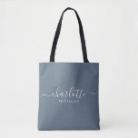 Tote Bag Cadeau Bridesmaid Dusty Blue<br><div class="desc">Ce sac d'accessoires Bridesmaid comporte une typographie manuscrite en écriture blanche avec des swashes sur un arrière - plan bleu ardoise. Présentez un sac fourre-tout à vos demoiselles d'honneur pour leurs petits articles. Présenté traditionnellement au dîner de répétition,  à utiliser tôt le matin avant le mariage.</div>