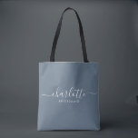 Tote Bag Cadeau Bridesmaid Dusty Blue<br><div class="desc">Ce sac d'accessoires Bridesmaid comporte une typographie manuscrite en écriture blanche avec des swashes sur un arrière - plan bleu ardoise. Présentez un sac fourre-tout à vos demoiselles d'honneur pour leurs petits articles. Présenté traditionnellement au dîner de répétition,  à utiliser tôt le matin avant le mariage.</div>