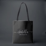 Tote Bag Cadeau Bridesmaid personnalisé noir<br><div class="desc">Ce sac d'accessoires Bridesmaid comporte une typographie manuscrite en écriture blanche avec des swashes sur un arrière - plan noir. Présentez un sac fourre-tout à vos serveuses d'accueil pour les petits articles traditionnellement présentés au dîner de répétition,  à utiliser tôt le matin avant le mariage.</div>