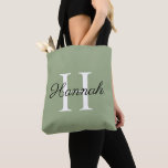Tote Bag Cadeau de demoiselle d'honneur avec monogramme Nom<br><div class="desc">Sac fourre-tout vert sauge avec nom de demoiselle d'honneur et monogramme. Cadeau idéal pour vos demoiselles d'honneur et témoin. Personnalisé avec la première lettre et le nom.</div>