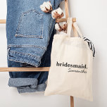 Tote Bag Cadeau personnalisé de demoiselle d'honneur Modern<br><div class="desc">Découvrez ces sacs fourre-tout parfaits pour vos demoiselles d'honneur, invitées à la soirée d'enterrement de vie de jeune fille, cadeaux pour anniversaire ou invités de mariage. Un sac fourre-tout personnalisé moderne et élégant est chic et sophistiqué pour compléter votre mariage ou toute occasion spéciale. Ils peuvent être personnalisés avec votre...</div>