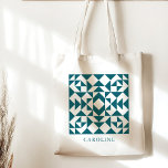 Tote Bag Cadeau personnalisé pour bloc de courtepointes Tur<br><div class="desc">Transportez vos produits de première nécessité dans le style grâce à ce sac fourre-tout turquoise personnalisé de blocs de courtepointes. Parfait pour les courtepointes, ce fourre-tout dispose d'un charmant motif de blocs de courtepointes en turquoise vibrant, et peut être customisé avec votre nom ou un message spécial. Idéal pour transporter...</div>