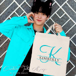 Tote Bag Cadeau simple bleu clair fractionnement Monogramme<br><div class="desc">Embrassé dans l'élégance et le charme simpliste, ce Sac fourre-tout Monogramme Clair Bleu Split est le cadeau quintessence qui envoûte classe et fonctionnalité. La teinte bleu clair apaisante dévoile une atmosphère calme et sereine tandis que le monogramme scindé ajoute une touche personnelle, en en faisant une possession unique ou un...</div>