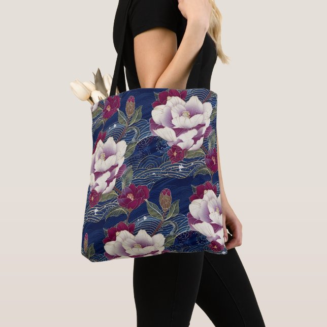 Tote Bag Camélias sur fond bleu foncé (De près)