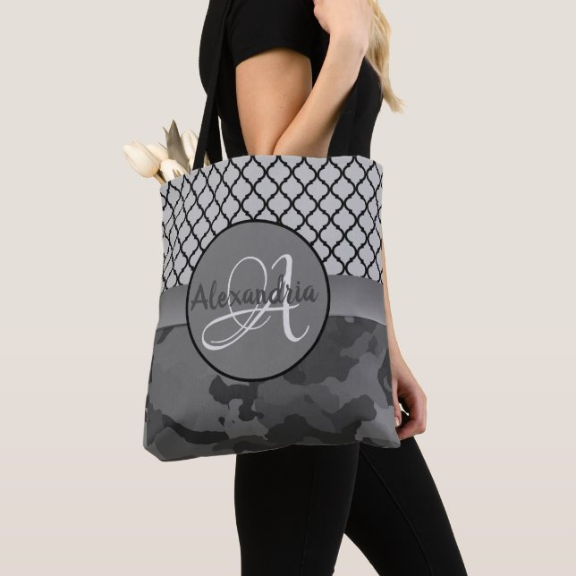 Tote Bag Camion gris monogramme de Quatrefoil (De près)