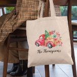 Tote Bag Camion rouge de Noël Vintage | Nom de famille<br><div class="desc">Sac fourre-tout de Noël personnalisé avec un camion rouge vintage transportant des cadeaux,  un arbre de Noël,  une dispersion de neige hivernale,  et votre nom de famille.</div>