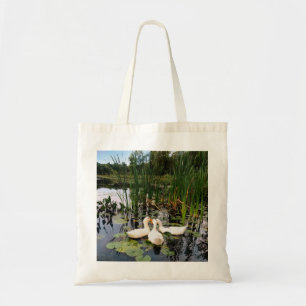 Tote Bag Canards blancs classiques sur le magnifique lac