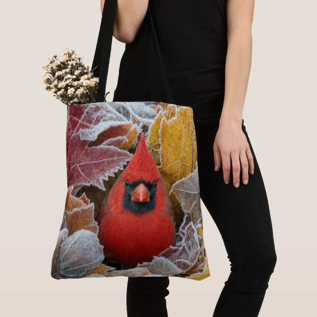 Tote Bag Cardinal rouge dans les feuilles d'automne gelées (De près)